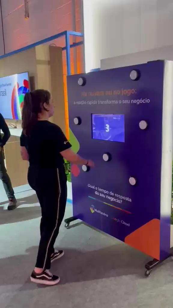 Participante usando outro painel Batak em uma demonstração real.